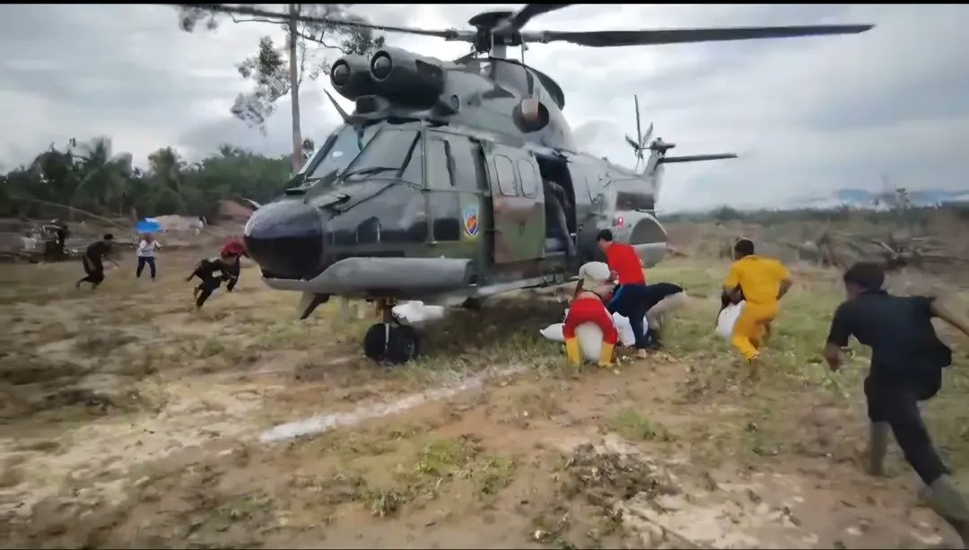 Akses Darat Putus, BPBD Aceh Barat Kirim Logistik ke Sikundo Pakai Helikopter